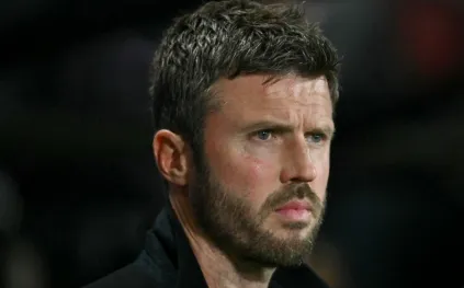 لماذا وصف كاريك قرار طرد مارتينيز في مباراة مانشستر يونايتد وليدز بـ"أسوأ قرار"؟