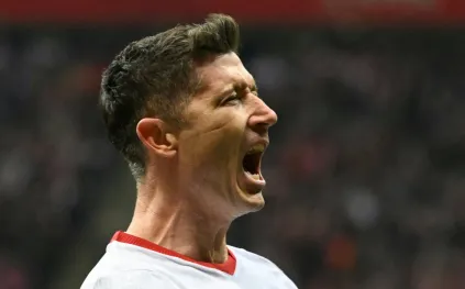 ليفاندوفسكي يودّع حلم المونديال بالدموع.. ماذا حدث في مباراة السويد وبولندا؟ (فيديو)