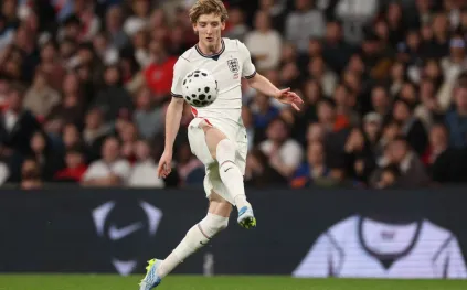 نجم إنجلترا يقترب من ارتداء قميص بايرن ميونخ