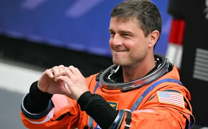 رائد فضاء يخلّد ذكرى زوجته الراحلة فوق القمر (فيديو)