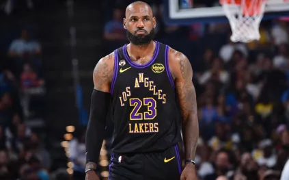 ليبرون جيمس يظهر استياءه من تمريرة خاطئة لابنه بروني (فيديو)