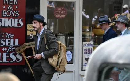 إطلالة غير مألوفة.. بيدرو باسكال يطل بملامح صارمة في De Noche