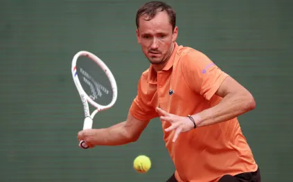 ميدفيديف يحطم مضربه بعد أسوأ هزائمه في التنس (فيديو)