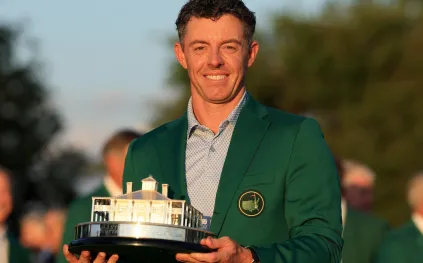 روري ماكلروي يتفوق مجددًا في الماسترز: فوز تاريخي يعادل أرقام الأساطير (فيديو) 