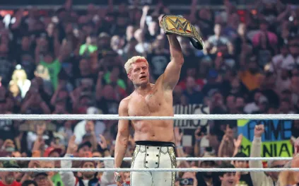 كودي رودس يحتفظ بلقبه ونجوم جدد يتوجون في الليلة الأولى من رسلمانيا 42 (فيديو)