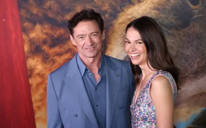 السجادة الحمراء تتوهج برومانسية هيو جاكمان وساتون فوستر في عرض فيلمهما الجديد (فيديو)