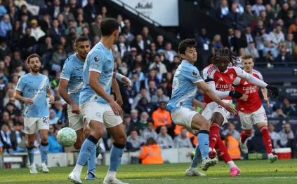 لقطة طريفة.. مشجع السيتي الشهير يتصدر مواقع التواصل بدموع جماهير أرسنال (فيديو)