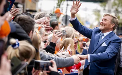 تزلج وحلوى.. العائلة الملكية الهولندية تشارك الشعب احتفالات "يوم الملك"