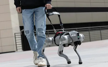 لأول مرة.. روبوت كلب يتحدث ويرشد المكفوفين صوتيًا (فيديو)
