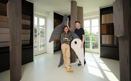  Yabu Pushelberg توسّع حضورها في ميلانو بتشكيلة متكاملة من الأثاث والإضاءة