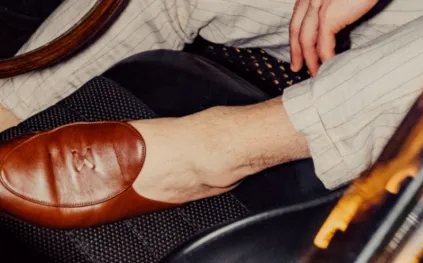 فلسفة الراحة الفاخرة: لماذا تكتسح الـ Loafer Mules مشهد الموضة؟