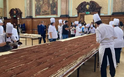 100 طاهٍ إيطالي يحطمون الرقم القياسي بأطول تيراميسو في التاريخ (فيديو)