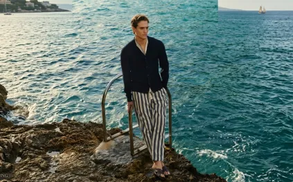 السراويل المخططة تجتاح مشهد الموضة الرجالي لصيف 2026