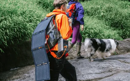 لعشاق السفر والمغامرة.. لوح شمسي خفيف يٌحمل على الظهر (فيديو)