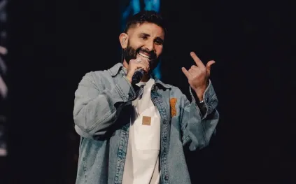 أحمد سعد يثير الجدل بإطلالة مفاجئة ويتصدر يوتيوب بثلاث أغنيات في آن واحد (فيديو)