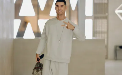 كريستيانو رونالدو ينسّق حقيبة Gucci بأسلوب رياضي لافت