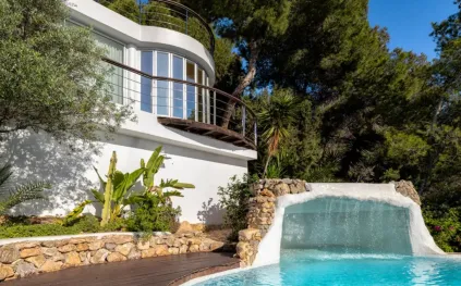 للبيع مقابل 15 مليون دولار.. فيلا فاخرة في إيبيزا بمسبح لا نهائي وإطلالات خلابة