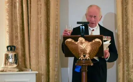 لماذا أهدى الملك تشارلز جرس غواصة لترامب؟