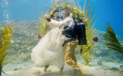 زوجان يعقدان قرانهما تحت سطح البحر في موريشيوس!