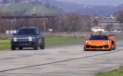 هل تهزم شاحنة كهربائية سيارة رياضية؟ مواجهة مثيرة بين ريفيان وكورفيت (فيديو)