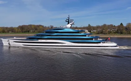 لورسن تسلم يخت "ديب بلو" بعد أربع سنوات من البناء