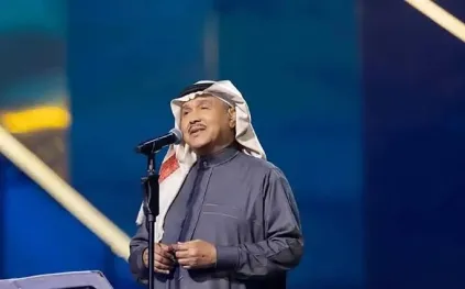 محمد عبده يهدي ابنه أغنية خاصة قبل زفافه في جدة (فيديو)