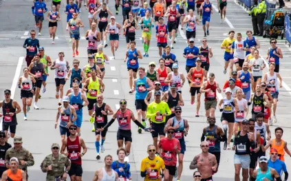 ماراثون بوسطن يتحوّل إلى قصّة إنسانية مؤثرة.. من بطلها وماذا فعل؟ (فيديو)