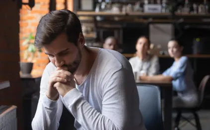 خبراء علم النفس يكشفون عن عادة واحدة تدمر الصداقة!