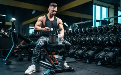 ماذا يحدث لعضلاتك عند تناول الكرياتين ومسحوق البروتين معًا؟