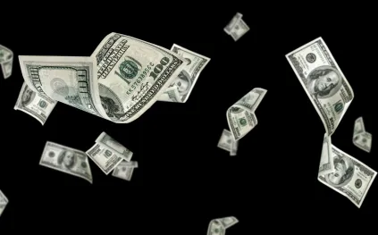 سماء تمطر دولارات: امرأة تثير فوضى بإلقاء ثروة من شرفة منزلها.. ما القصة؟ (فيديو)