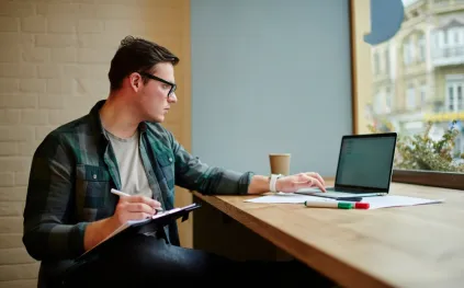 هل تمحو الرياضة أضرار الجلوس الطويل؟ العلم يجيب 