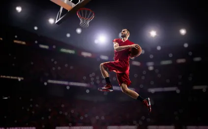 من الطباشير إلى الراتنج.. أسرار تحكم لاعبي السلة واليد في الكرة (فيديو)