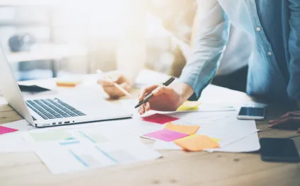 لماذا يشعر بعض الرجال بالتهديد من المديرات النساء؟