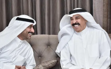 مفاجأة عائلية في المسرح.. كيف احتفى الرويشد بصهره محمد صفر؟ (فيديو)