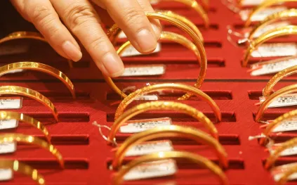 ارتفاع أسعار الذهب بالسعودية اليوم الخميس.. فكم بلغ سعر الأونصة؟