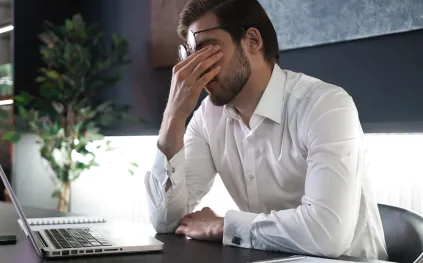 عندما يصبح العمل مكلفًا عاطفيًا: كيف يؤثر الضغط النفسي على الموظفين؟
