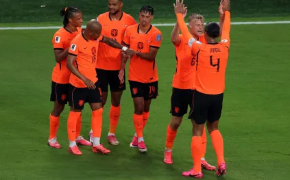 لماذا يرتدي منتخب هولندا اللون البرتقالي رغم غيابه عن علم الدولة؟!