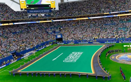 لا يمس الأرض.. العلم السعودي يجبر فيفا على تغيير بروتوكول كأس العالم (صور)