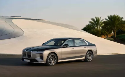 BMW i7 و Mercedes C-Class و Porsche Cayenne Coupe: ثلاث رؤى لمستقبل الفخامة
