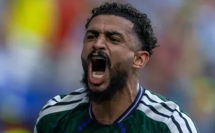 العمري يكتب التاريخ: أول مدافع سعودي يهز الشباك في كأس العالم (فيديو)