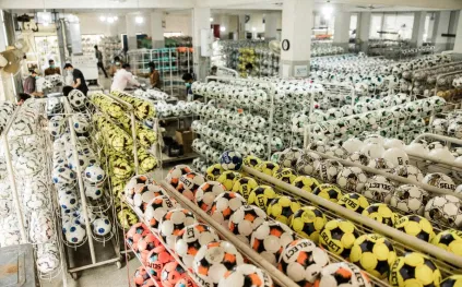 منها كرة المونديال.. ماذا تعرف عن المدينة التي تصنع 70% من كرات القدم في العالم؟