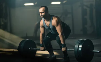 حزام رفع الأثقال بين الحقيقة والخرافة.. هل يحمي ظهرك أم يضعف عضلاتك؟