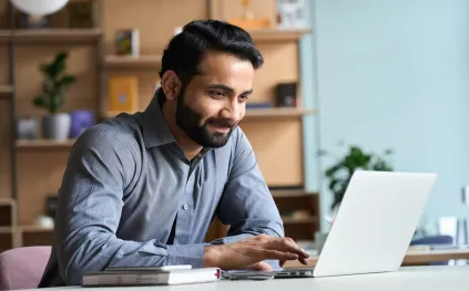 جيل زد والذكاء الاصطناعي.. هل أصبحوا عاجزين عن العمل بدونه؟