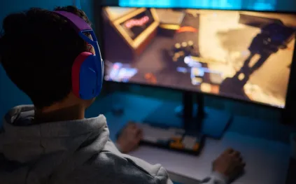 هل يجب توصيل الشاشة بوحدة معالجة الرسومات أم باللوحة الأم؟