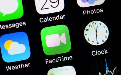 ما وظيفة زر "F" في تطبيق FaceTime؟