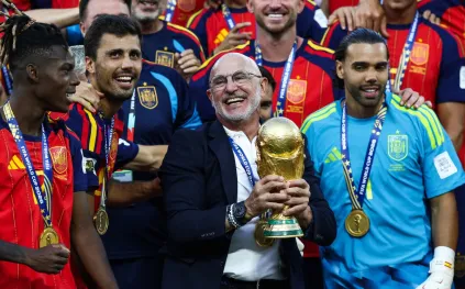 كم يبلغ راتب لويس دي لا فوينتي بعد قيادته إسبانيا للفوز بكأس العالم؟
