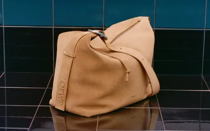 حقائب الـ”Hobo” الرجالية.. القطعة الأكثر عملية وأناقة في صيف 2026