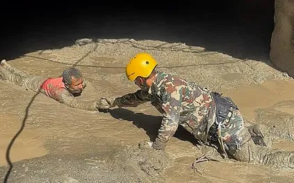 سائح يوثق لحظة الانهيار الجليدي الذي تسبب في فيضانات نيبال (فيديو)