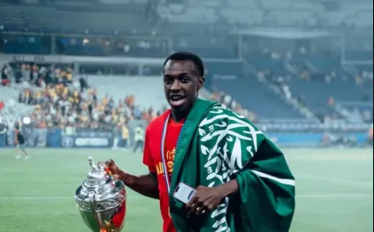 سعود عبدالحميد يرفع العلم السعودي احتفالًا بلقب السوبر الفرنسي (فيديو)