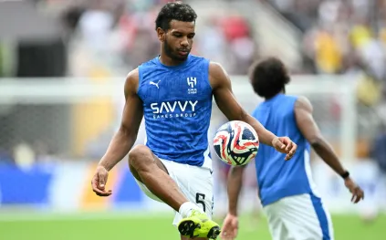بعد تعثر رحيله عن الهلال.. تعرف على مسيرة علي البليهي بالأرقام والألقاب